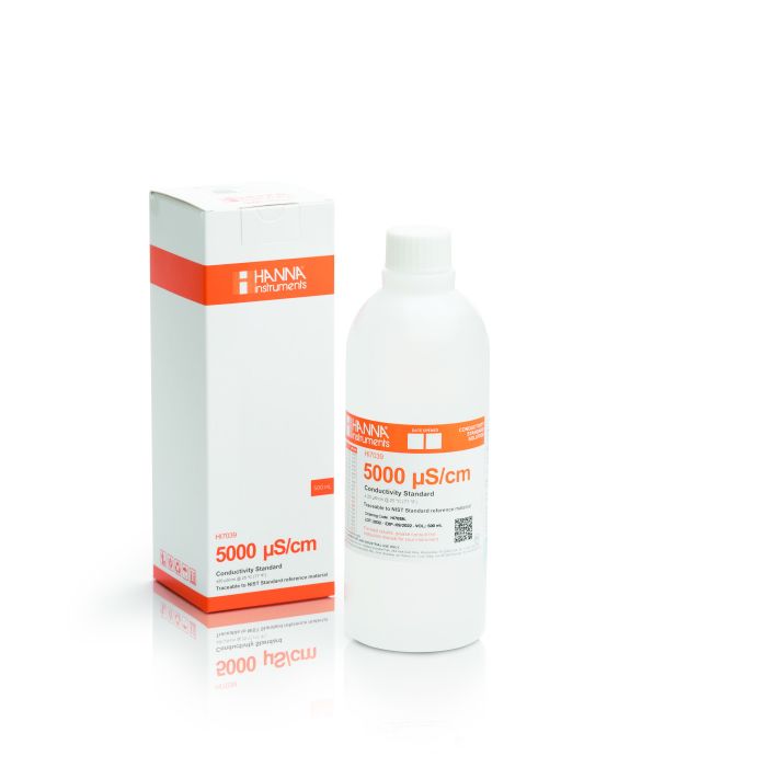 hi7039l_box-2100x2100_paqoywanvrmdaapn.jpg Solution d'étalonnage standard de conductivité 5000 µS/ cm (Bouteille de 500 mL ) HI7039L – Image 1